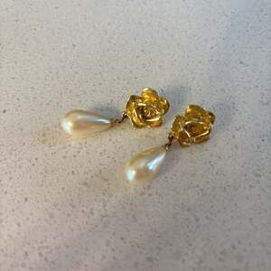 Vintage Richelieu Gold Tone Ribbon Faux Pearl Drop Dangle Clip On Earrings